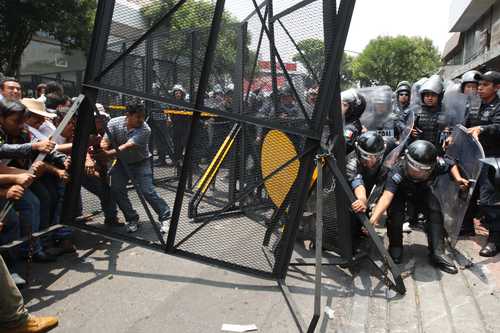 Profesores disidentes derribaron rejas metálicas que los granaderos colocaron alrededor de la Secretaría de GobernaciónFoto Francisco Olvera